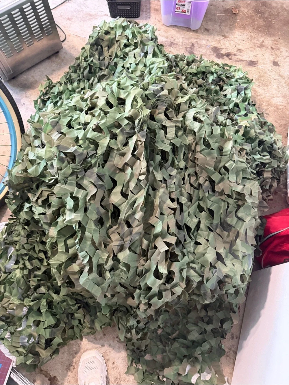 Green Camouflage Netting - bucket full great for backdrops/costumes/floats